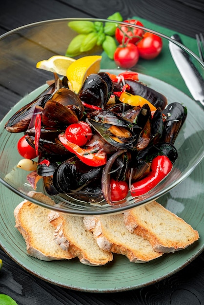 Mejillones hervidos en conchas varias hierbas verduras y especias