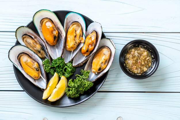 mejillones con limón y perejil