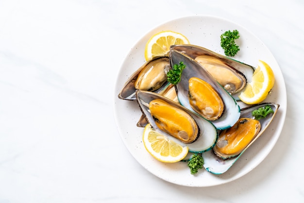 mejillones con limón y perejil