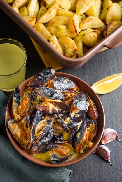 Mejillones de mariscos en un plato