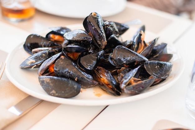 Foto mejillones mediterráneos estimulados con limón y ajo a la española