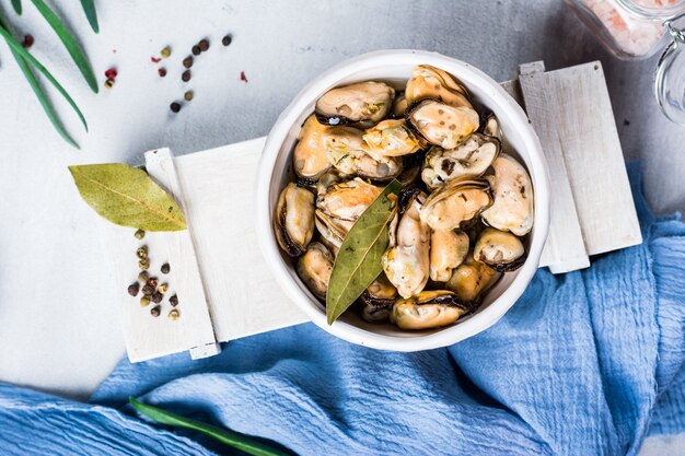 Foto mejillones, moluscos, algas, plantas marinas, carne de mejillones, comida saludable, mariscos, comida gourmet, cocina mediterránea, plato delicioso