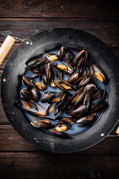 Mejillones en una olla de agua