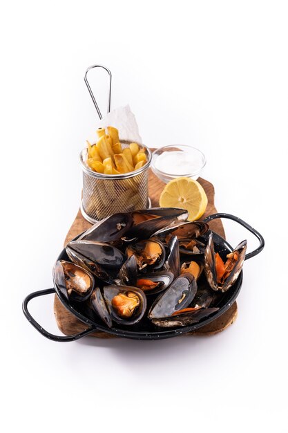 Mejillones y papas fritas aislado sobre fondo blanco.