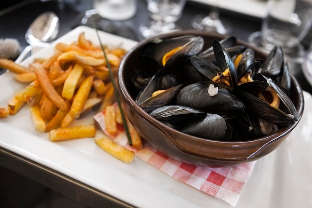 mejillones y papas fritas