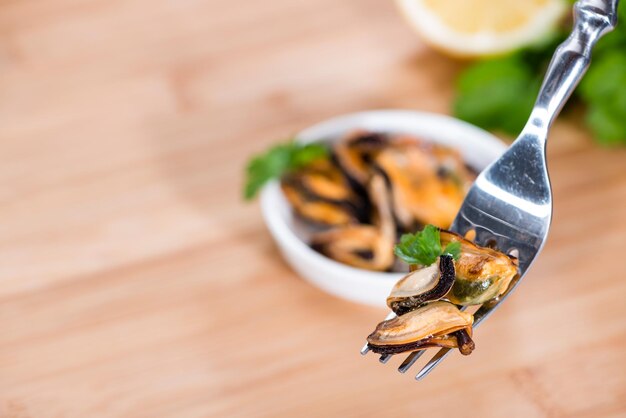 Foto mejillones a la plancha en escabeche en aceite