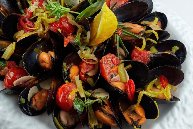 Foto los mejillones en un plato blanco