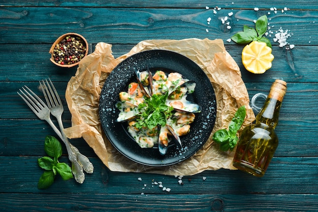 Mejillones en salsa de crema con albahaca En el fondo antiguo Vista superior Espacio de copia libre