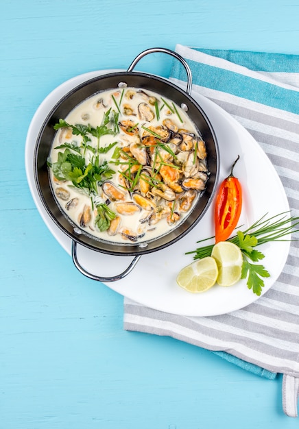 Mejillones en salsa cremosa de leche con hierbas aromáticas y limón.