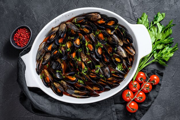 Mejillones en salsa de tomate con perejil y hierbas al estilo italiano