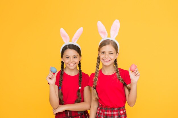 La mejor búsqueda de huevos de Pascua Niños en la búsqueda de huevos en conejito Felices Pascuas Chicas divertidas con huevos de Pascua Familia preparándose para Pascua Niños divirtiéndose Las hermanas celebran las vacaciones Día de primavera perfecto