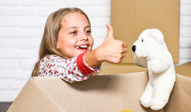 El mejor día. compra de vivienda nueva. niña feliz con juguete. Cajas de cartón: mudanza a casa nueva. caja de cartón de niño feliz. reparación de habitación. nuevo apartamento.