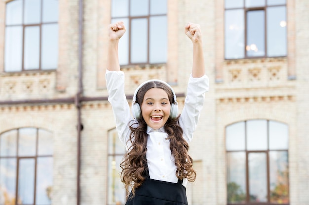 El mejor día de todos los sueños para ser un cantante. El niño tiene un descanso musical. Una niña con auriculares.