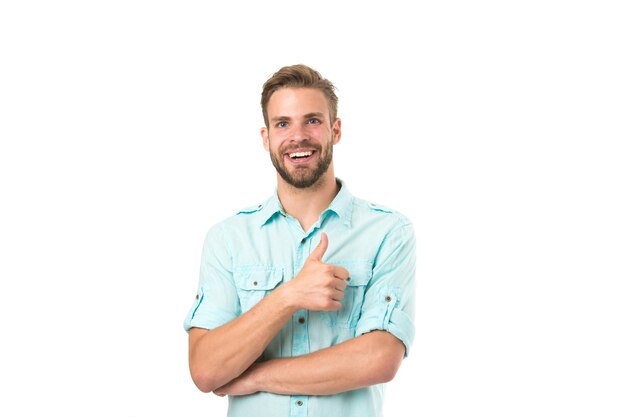 Mejor elección. Hombre guapo chico barbudo sonriendo sobre fondo blanco aislado. Guy alegre sonrisa macho se siente feliz y satisfecho. Emociones positivas. Hombre con sonrisa sincera. Buen humor. Sonrisa brillante.