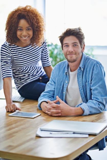 El mejor equipo Captura recortada de dos colegas trabajando en su oficina