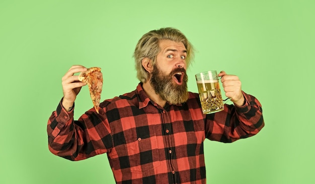 La mejor fiesta aquí club de hombres solteros Divertirse y beber en el bar agradable menú de pub hombre viendo fútbol mientras bebe cerveza y come pizza comiendo pizza y bebiendo pizza para llevar