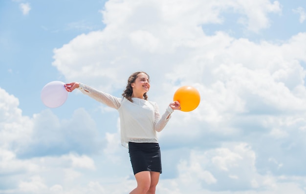 La mejor fiesta sintiéndose libre y despreocupado niño pequeño en vacaciones de primavera niño alegre diviértase feliz cumpleaños fiesta niña pequeña con fiesta globo vacaciones de verano y vacaciones felicidad infantil