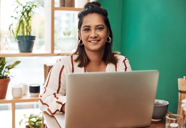 La mejor oficina para una bloguera como yo Foto de una mujer joven usando una computadora portátil en un café