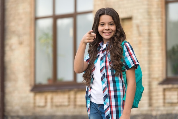 La mejor opción está ahí afuera Niño feliz señalando con el dedo al aire libre Ropa casual Moda de viaje Gesto de señalar Señalar para publicidad Marketing y promoción Viaje de vacaciones Espacio de copia de venta de verano