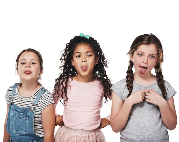La mejor parte de la amistad es divertirse mucho Retrato de estudio de un grupo de tres niñas sacando la lengua contra un fondo blanco