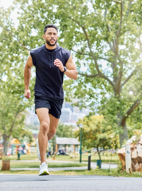 Foto mejora tu día con un trote matutino. disparo de un joven deportivo corriendo al aire libre.