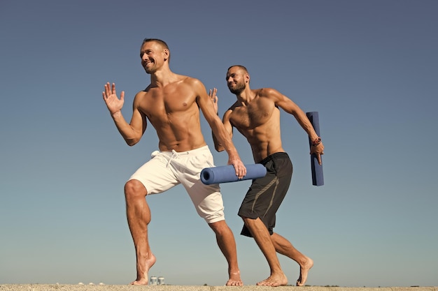 Mejorar el beneficio de las actividades para la salud Los hombres musculosos hacen deporte Los hombres con cuerpos musculosos disfrutan de buena salud Éxito en el deporte Seguir avanzando hacia el éxito