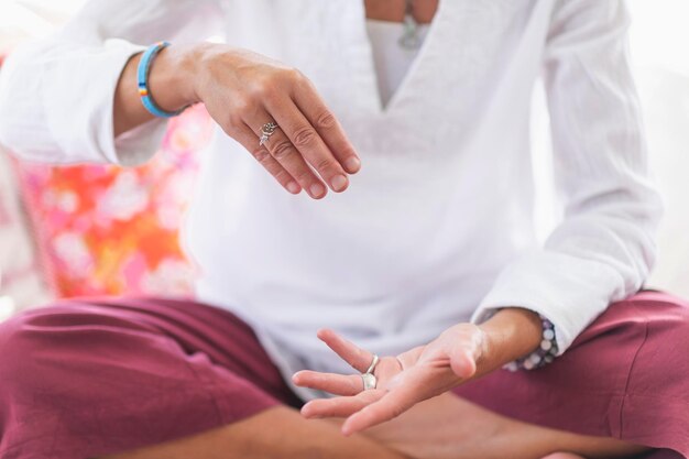 Foto mejorar el enfoque mental meditación gesto de la mano poder del concepto de la mente