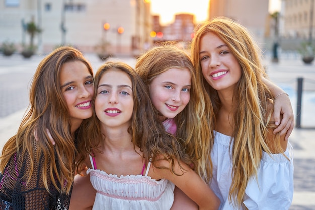 Las mejores amigas adolescentes al atardecer en la ciudad.