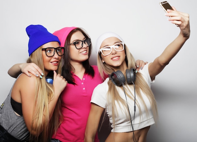 Las mejores amigas de las chicas hipsters se toman selfies.