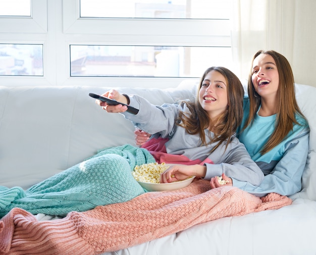 las mejores amigas viendo la tele