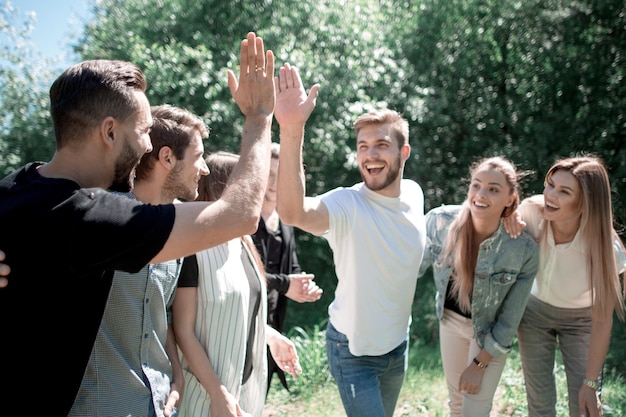 Los mejores amigos se chocan los cinco con el concepto de trabajo en equipo