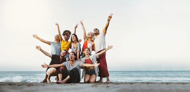 Mejores amigos divirtiéndose juntos en la playa