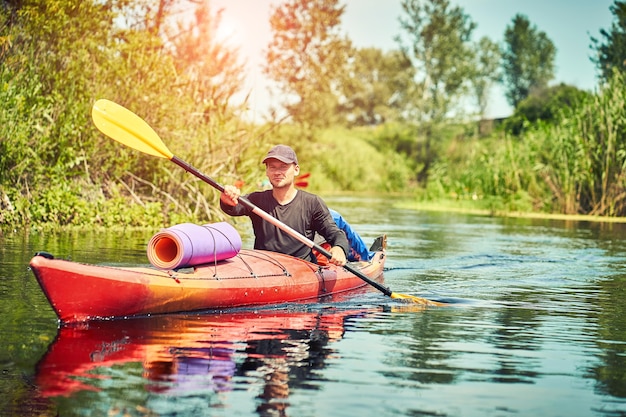 Mejores amigos felices divirtiéndose en kayaks. Kayak en el río.