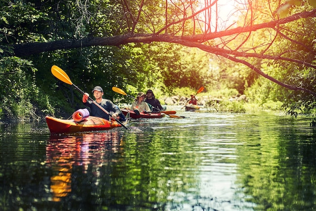 Mejores amigos felices divirtiéndose en kayaks. Kayak en el río.