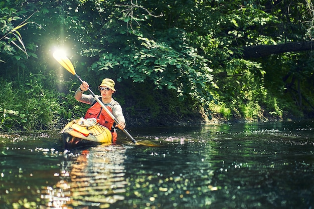 Mejores amigos felices divirtiéndose en kayaks. Kayak en el río.