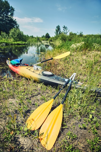 Mejores amigos felices divirtiéndose en kayaks. Kayak en el río.