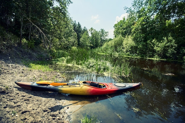 Mejores amigos felices divirtiéndose en kayaks. Kayak en el río.