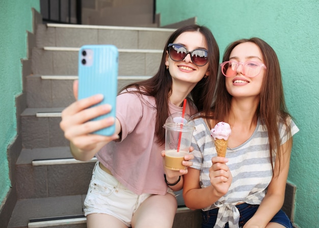 mejores amigos hace autofoto a las chicas de la generación z