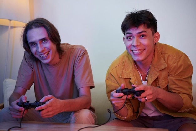 Mejores amigos jugando videojuegos