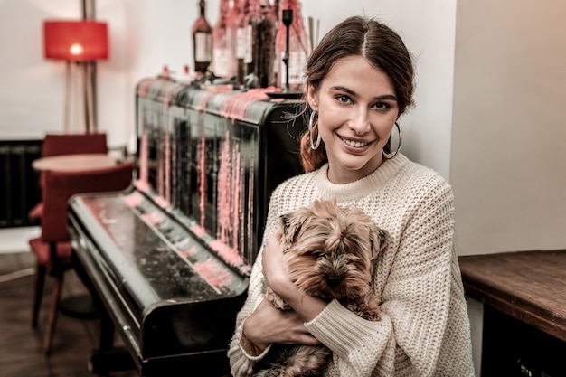 Los mejores amigos. Una mujer joven abrazando a su perro terrier