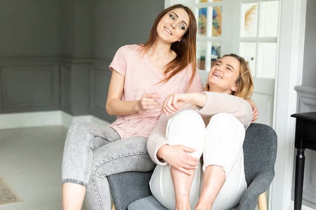 Mejores amigos pasando tiempo juntos en casa