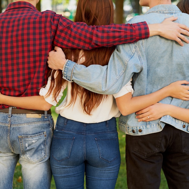 Foto mejores amigos para siempre. grupo de hombres y mujeres jóvenes abrazándose juntos. amistad y trabajo en equipo