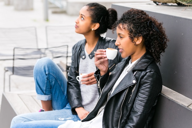 Mejores amigos tomando café en la ciudad.