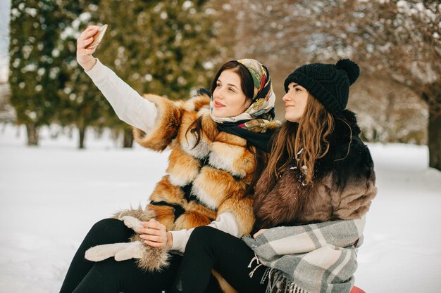 Mejores amigos tomando selfie en invierno