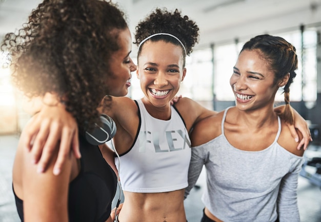 Las mejores compañeras de entrenamiento que una chica podría pedir Foto de un grupo de mujeres jóvenes felices disfrutando de su tiempo juntas en el gimnasio