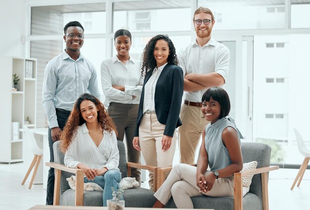 Los mejores equipos están formados por algo más que colegas Retrato recortado de un grupo diverso de jóvenes empresarios posando en la oficina