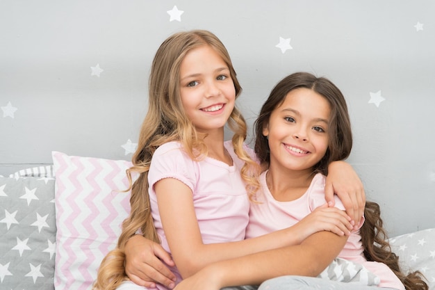 Las mejores ideas para fiestas de pijamas de chicas. Chicas almas gemelas divirtiéndose en una fiesta de pijamas. Concepto de amistad infantil. Chicas felices mejores amigas pijamadas fiesta doméstica. Hora de dormir para una divertida historia de chismes.