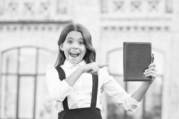 Los mejores libros de texto para aprender en casa Concepto de educación escolar Lindo libro de espera para niños sonrientes Pase la prueba con éxito Niña estudiante Día del conocimiento Aprendizaje de idiomas Enganchado en el aprendizaje