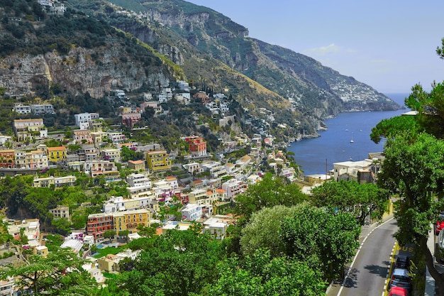 Uno de los mejores resorts de Italia con antiguas villas coloridas en la empinada playa bonita playa numerosos yates y barcos en el puerto y torres medievales a lo largo de la costa Positano