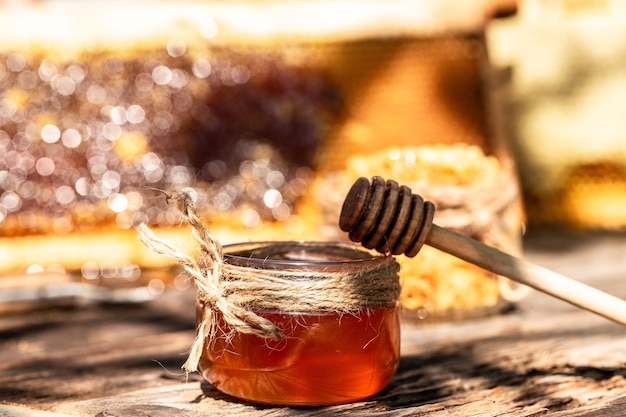 Mel aromático em frasco na mesa de madeira